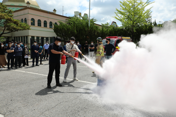 대전오월드 직원들이 화재발생 소방훈련을 실시하고 있다.