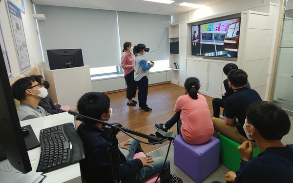 대전발달장애인훈련센터에서 훈련생이 VR 바리스타 직업훈련을 진행하고 있는 모습