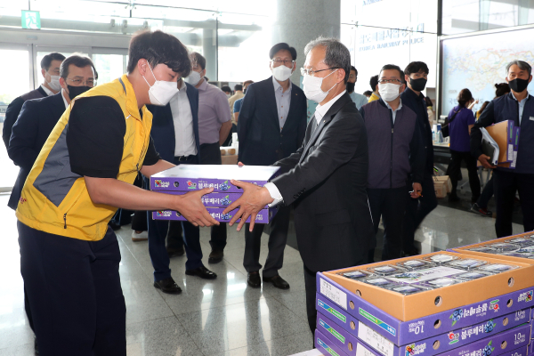 김한영 이사장이 22일 공단 본사에서 열린 '2022 사랑나눔 바자회'에 참석해 물품을 구매하고 있다