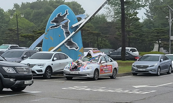 24일 태안군청사 주차장서 시위 중인 차량.