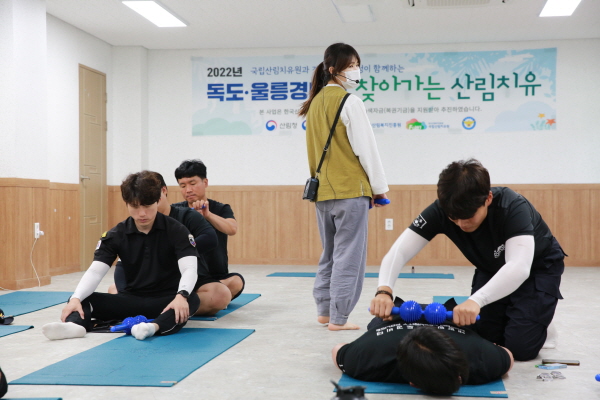 이가현(국립산림치유원) 산림치유지도사가 24일 경북 울릉군 독도·울릉경비대 생활관에서 독도·울릉경비대 대원을 대상으로 밸런스테라피 프로그램을 진행하고 있다