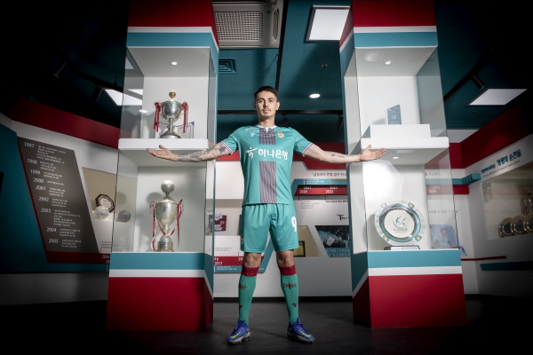 미드필더 윌리안 영입