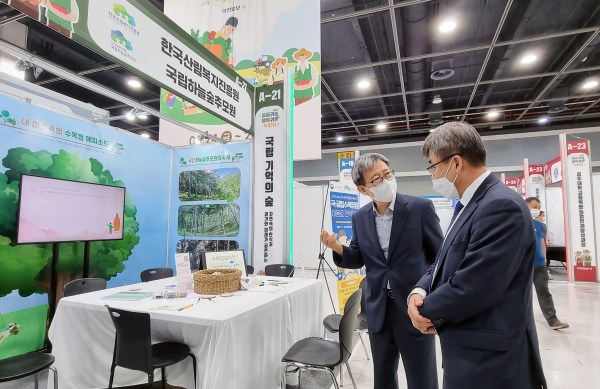 최재성(좌측) 한국산림복지진흥원 부원장이 24일 서울 양재동 aT센터 제1전시관에서 열린 ‘2022 성공귀농 행복귀촌 박람회’에서 남태현 산림청 차장과 이야기를 나누고 있다.