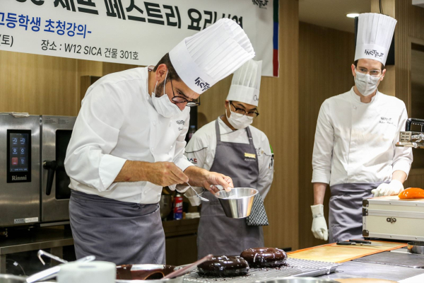 폴보퀴즈 요리시연 모습