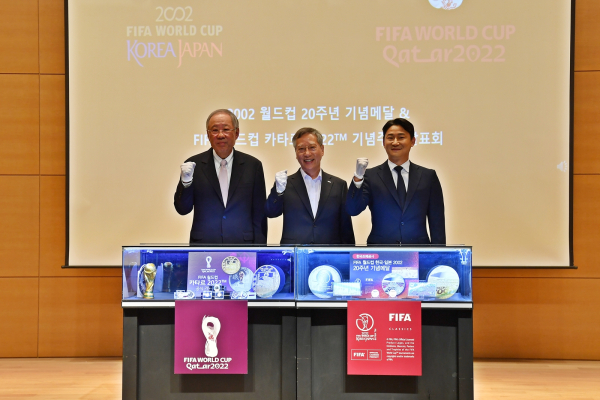27일 풍산그룹 대강당에서 ‘FIFA월드컵 한국‧일본2002 20주년 기념메달’을 공개했다. 반장식 한국조폐공사 사장(가운데), 풍산그룹 류진 회장(왼쪽), 월드컵 주역 “이천수”(오른쪽)가 포즈를 취하고 있다.
