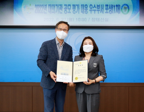 대외기관 공모평가 우수부서 표창장 수여식(성기문 서구청장 권한대행, 이기영 도서관운영과장)