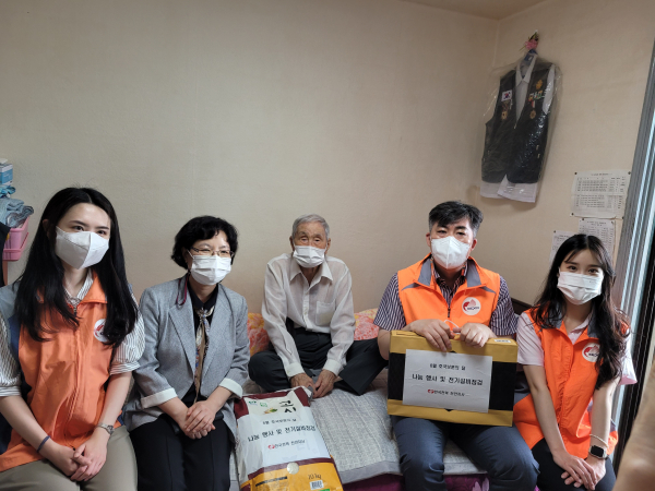 위문품 전달 후 기념사진