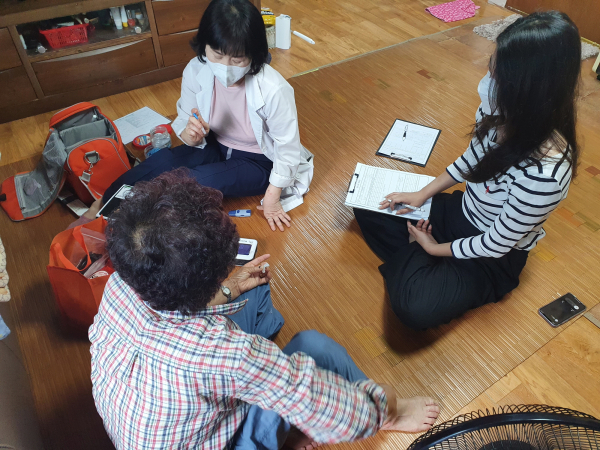 시초면 희망동행팀은 이날 취약계층을 방문해 복지상담과 건강관리를 함께 진행했다.