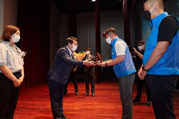 아산시공무원노동조합 박민식 위원장 감사패 전달 장면