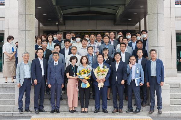 오세현 아산시장과 시청 간부와의 단체 촬영 장면