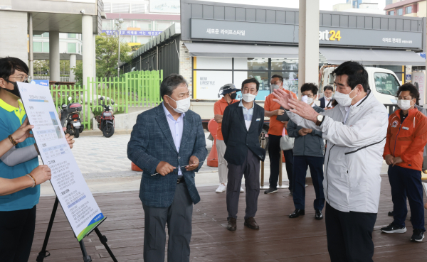 대천해수욕장 개장 전 점검중인 김동일 시장