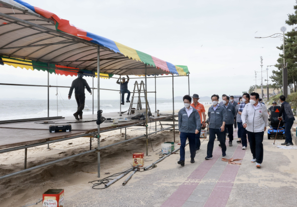 대천해수욕장 개장 전 점검중인 김동일 시장
