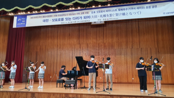 지난 21일 둔산초등학교, 28일 신탄진중학교에서 키쿠치 레이코와 학생 간 특별한 협연