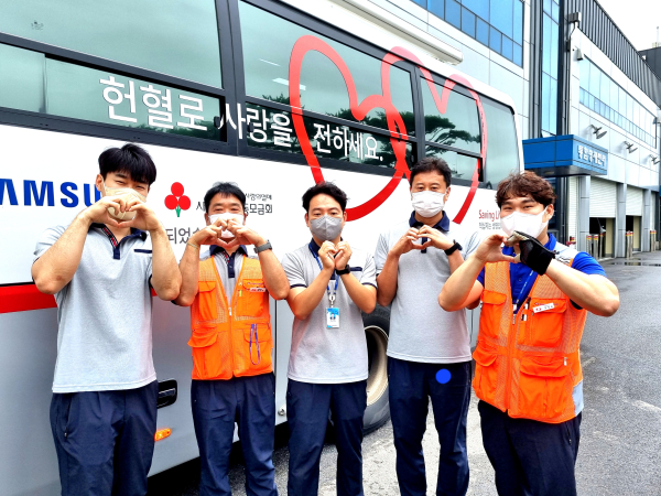 29일, 당진발전본부 헌혈 차량 앞에서 직원들이 사랑의 기념촬영을 하고 있다.