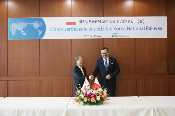 김한영 이사장(왼쪽)이 29일 공단 본사에서 마르친 호라와(Maecin Horala) 폴란드 신공항 특명전권대표(오른쪽)와 면담