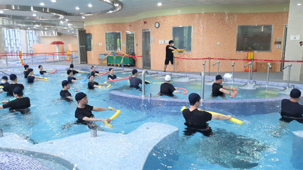 의료·소방인 고객이 산림치유원 수치유센터에서 강사와 함께 도구를 활용한 수중 치유 운동을 체험하고 있다.