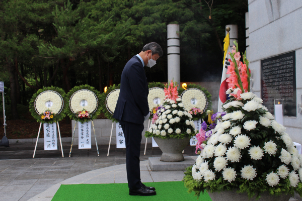 한국도로공사 김일환 부사장 헌화 분향 모습