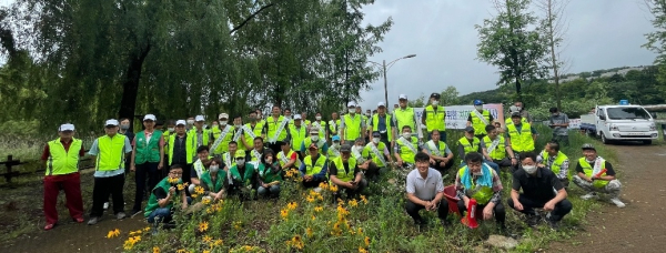 토종 어종 치어 방류 행사 기념사진