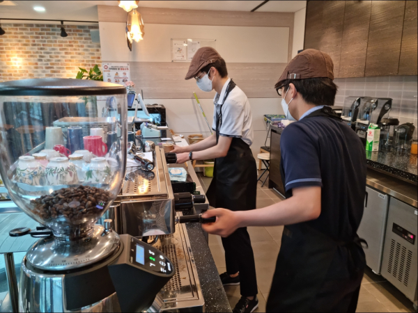 2022학년도 1학기 ’바리스타 자격증반‘ 프로그램에 참가한 학생 7명 전원이 바리스타 자격증 취득