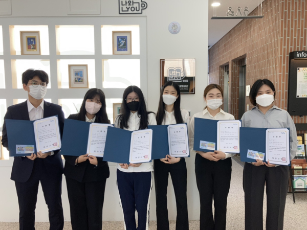 스파르타 2.0 정규과정 수료증 수여 후 기념촬영 장면