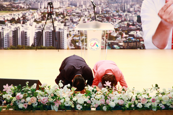 이완섭 서산시장이 1일 서산시문화회관에서 열린 ‘제11대 서산시장 취임식’에서 시민들에게 큰 절을 올리는 모습