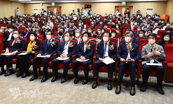 설동호 대전교육감 취임식에 참석한 이장우 대전시장(왼쪽)과 대학교 총장 및 관계자들.