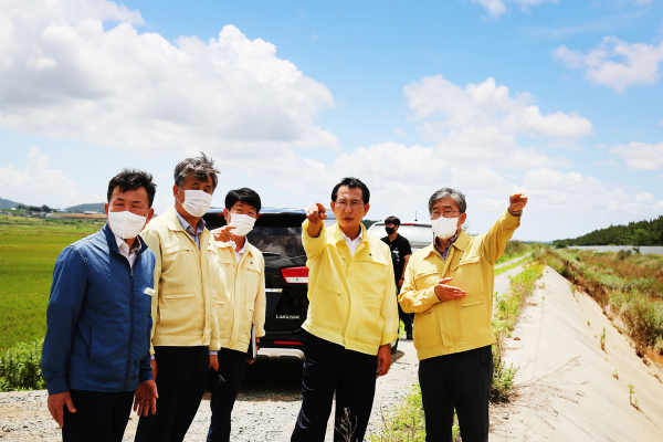 이완섭 서산시장이 1일 부석B지구 침수 경작지를 점검하는 모습