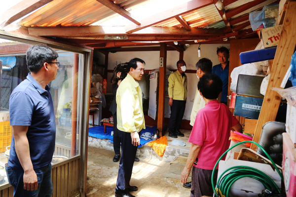 이완섭 서산시장이 1일 인지 화수천 침수 가정을 방문해 상황을 확인하고 위로하는 모습