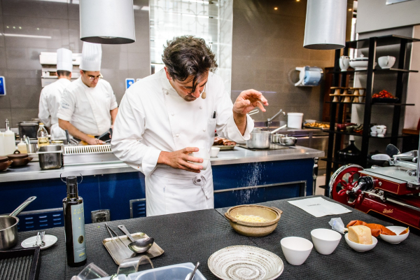 K-Food 활용 요리 시연 중인 다니엘 칸지안 셰프