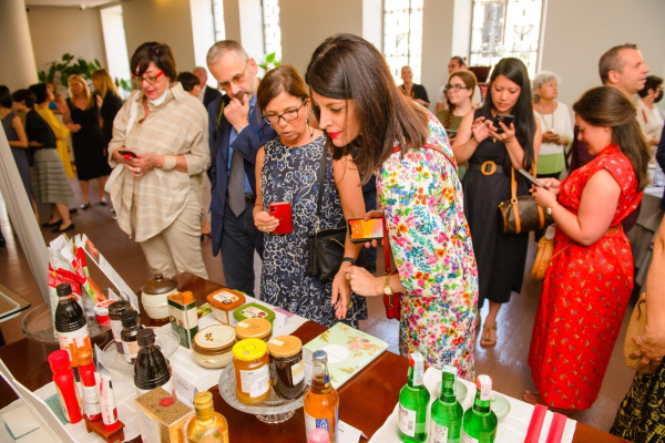 행사장에 전시된 K-Food를 둘러보는 현지인