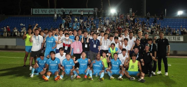 홈 첫승을 거둔 천안시축구단 선수들이 팬들 및 관계자들과 기념사진을 찍고 있다/천안시축구단 제공