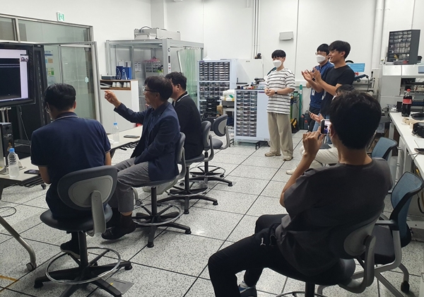 KAIST 연구진이 초소형위성 랑데브 교신 성공을 축하하는 모습