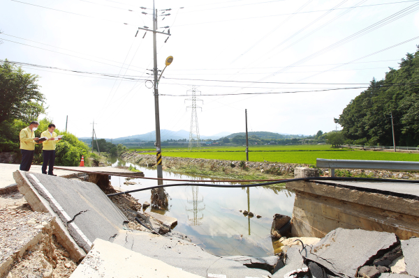 이완섭 서산시장이 2일 운산면 갈산천 교량붕괴 현장을 방문해 점검하는 모습