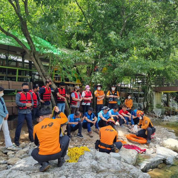지난달 29일 용현계곡에서 서산소방서 소방관이 물놀이 안전관리요원에게 수상안전교육 진행하는 모습