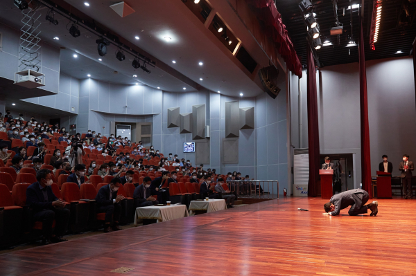 박경귀 아산시장이 첫 월례모임서 시민·공직자에 큰절하는 모습