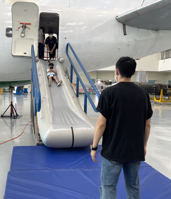 태안군 주민이 재난상황에서 비행기탈출 대응요령을 체험하고 있는 모습