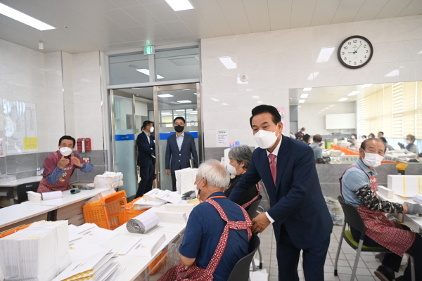 백성현 논산시장 노인회관 방문 모습