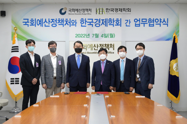 국회예산정책처는 4일 국회에서 한국경제학회와 업무협약을 맺었다.