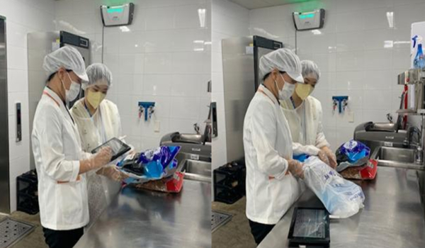 영양교사, 교육청 담당자가 식재료 검수 과정을 지켜보며 안전성 검사에 필요한 시료를 수거 봉투에 담고 있다.