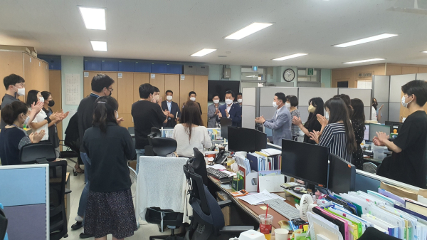 본청 부서를 방문해 인사를 나누고 있는 박경귀 아산시장