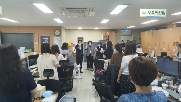 본청 부서를 방문해 인사를 나누고 있는 박경귀 아산시장