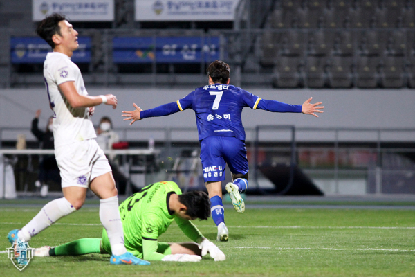 충남아산FC 선수들 경기 모습