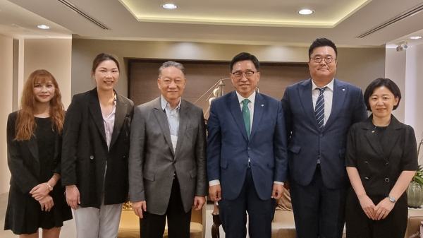 동남아 최대 유통사인 ‘CP All’과 간담회, 한국농수산식품유통공사 김춘진 사장(우측3번째), 워라퐁 상아넷(Worapong Sanganet) 태국 국가안보전략발전위원회 위원장(좌측3번째)