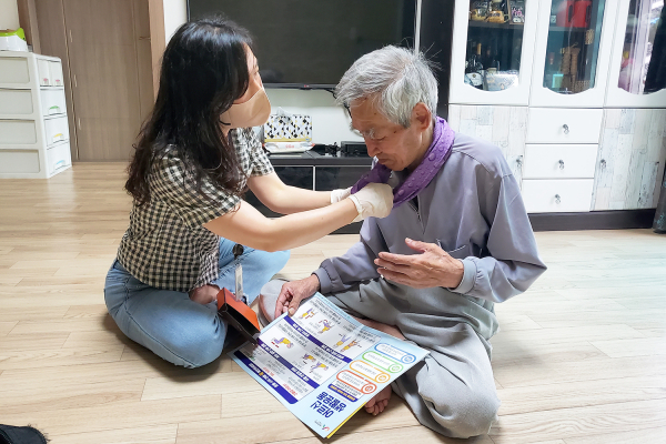 시보건소 직원이 지난 5일 건강취약계층 대상 폭염 구호품과 건강관리 홍보 전단을 전달하는 모습