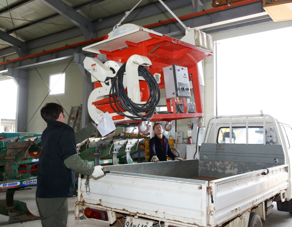 태안군 농기계 임대사업소를 찾은 농업인이 농기계를 대여하는 모습.