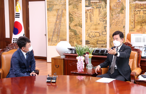 김진표 국회의장과 박성근 국무총리 비서실장이 6일 국회 의장집무실에서 환담을 나누고 있다.