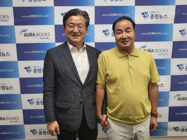 (왼쪽부터) 정용래 유성구청장, 김거수 충청뉴스 대표.