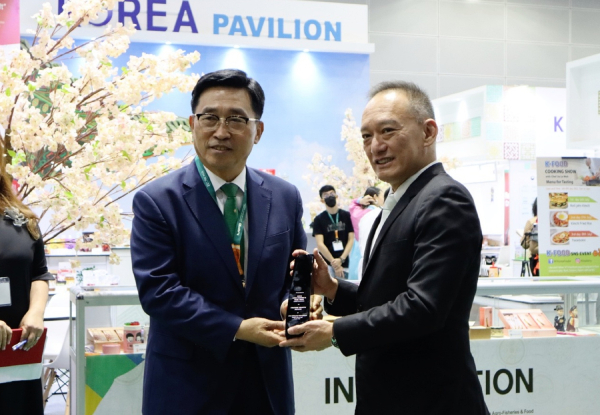 ‘말레이시아 국제식품박람회 2022’에서 감사패 수상 사진 * 한국농수산식품유통공사 김춘진 사장(좌측), Contstellar Exhibitions 위퐁 대표(우측)