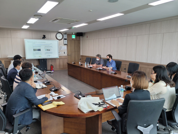 네덜란드 로테르담시 모빌리티팀이 세종특별자치시와의 국제교류를 위해 7일 세종시를 방문한 가운데, 세종시의 미래차산업, 미래교통,자율주행실증팀 등 관계자들이 참석해 로테르담시 모빌리팀에게 세종시의 교통, 스마트기술을 소개하고 있다.