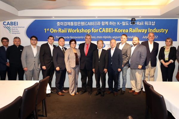 김한영 이사장(왼쪽)이 지난 6일 단테 모씨(Dante Mossi) 중미경제통합은행(CABEI) 총재 등 방한단과 만찬에 앞서 기념촬영을 하고 있다.